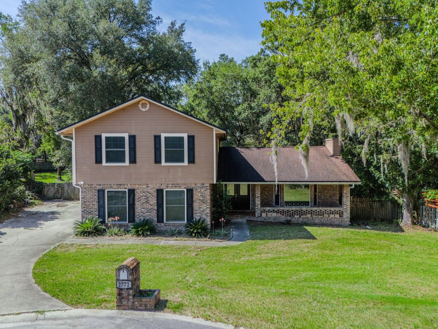 Single-family luxury home architecture in Deerwood